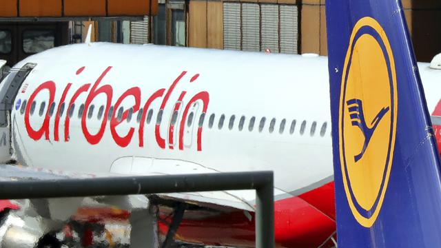 Un avion d'Air Berlin derrière un appareil de la compagnie Lufthansa à l'aéroport Berlin-Tegel. [dpa/AP/Keystone - Wolfgang Kumm]