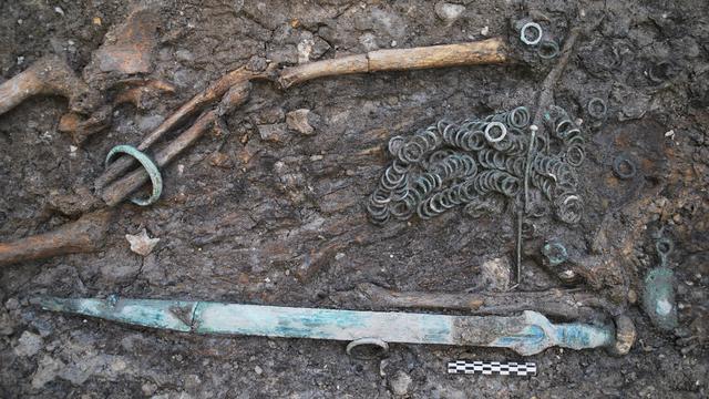 La tombe de guerrier: il s’agit d’un homme adulte enterré avec son épée en bronze finement ciselé au pommeau d’ivoire, accompagné de nombreuses parures dont un rasoir. [Photo SBMA - ARIA SA]