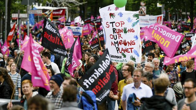 10'000 personnes ont manifesté en marge du G20. [Keystone - Axel Heimken]