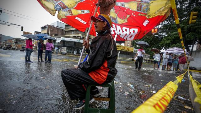 Les protestataires ont bloqué toute circulation dans le centre de Caracas. [EPA/Keystone - Cristian Hernandez]