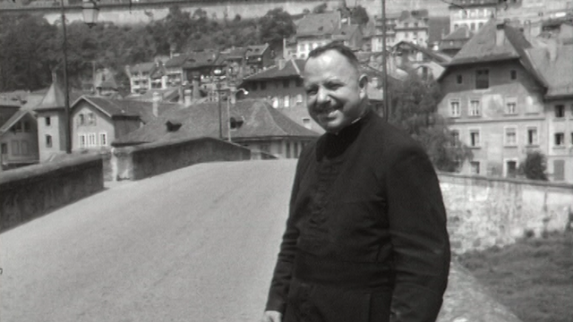 Le curé du quartier de l'Auge, en Basse-Ville de Fribourg, 1969. [RTS]