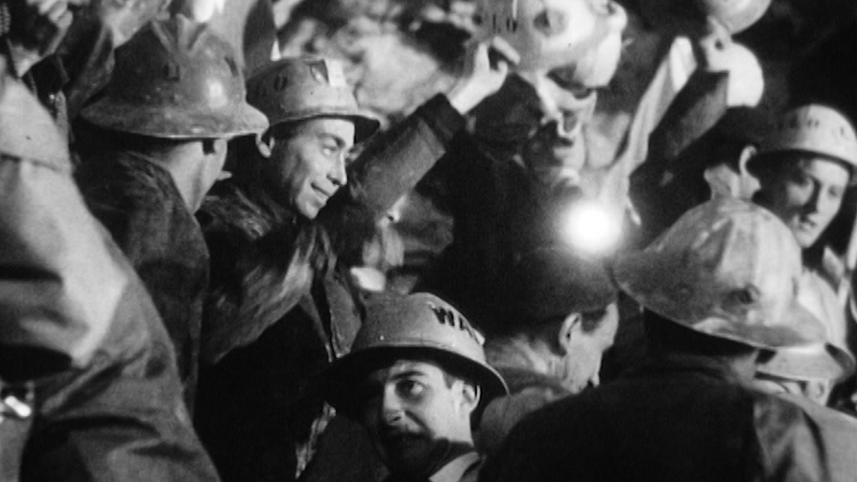 Les équipes italiennes et suisses du tunnel du Grand-St-Bernard se rejoignent, 1962. [RTS]