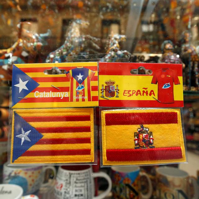 Des drapeaux catalans et espagnols. [Reuters - Albert Gea]