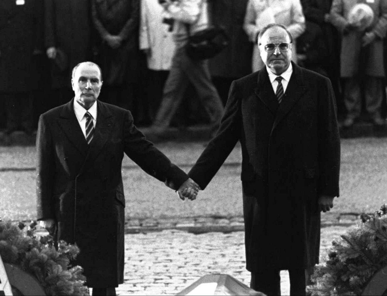 Helmut Kohl serrant la main de François Mitterrand à Verdun en 1984. [Keystone - AP/Pool]