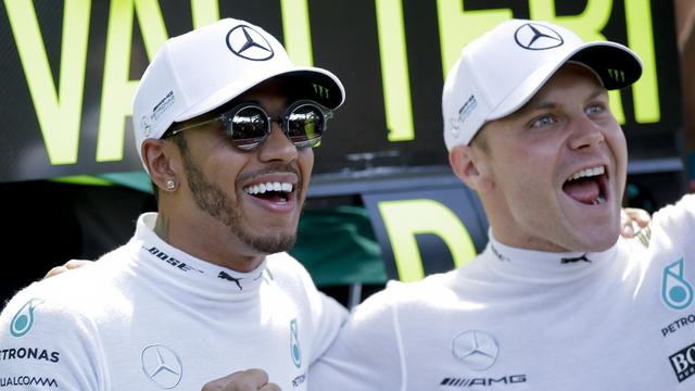 Bottas (à dr.) et Hamilton ont remporté un total de 8 courses cette saison. [Luca Bruno]