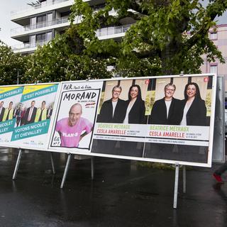 Les affiches avec les candidats pour le deuxième tour de l'élection au Conseil d'Etat vaudois. [Keystone - Jean-Christophe Bott]