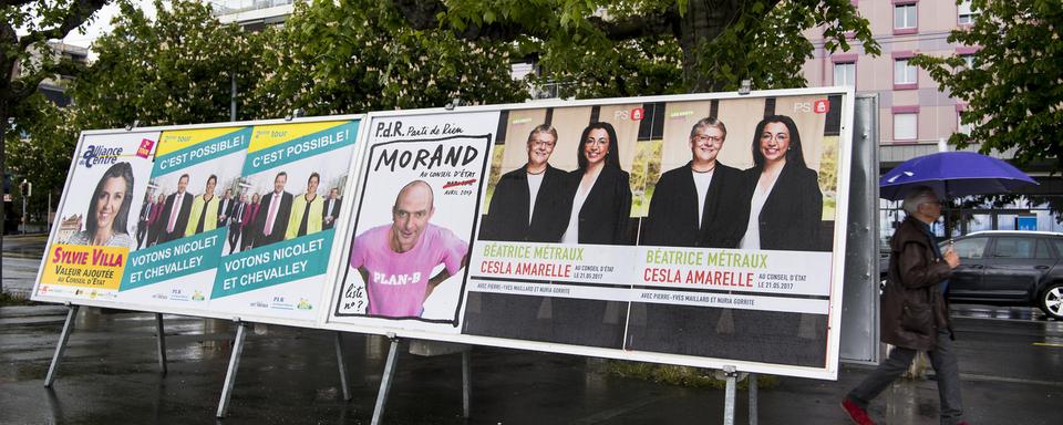 Les affiches avec les candidats pour le deuxième tour de l'élection au Conseil d'Etat vaudois. [Keystone - Jean-Christophe Bott]