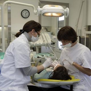 Une fillette est traitée dans un cabinet dentaire mobile. [image d'illustration] [Keystone - Salvatore Di Nolfi]