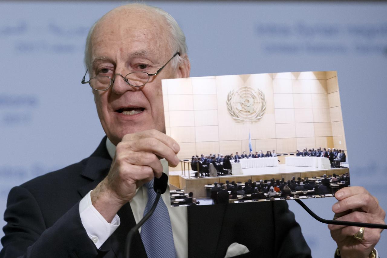 Staffan de Mistura montrant la photo de la journée d'ouverture. [Keystone - Salvatore Di Nolfi]