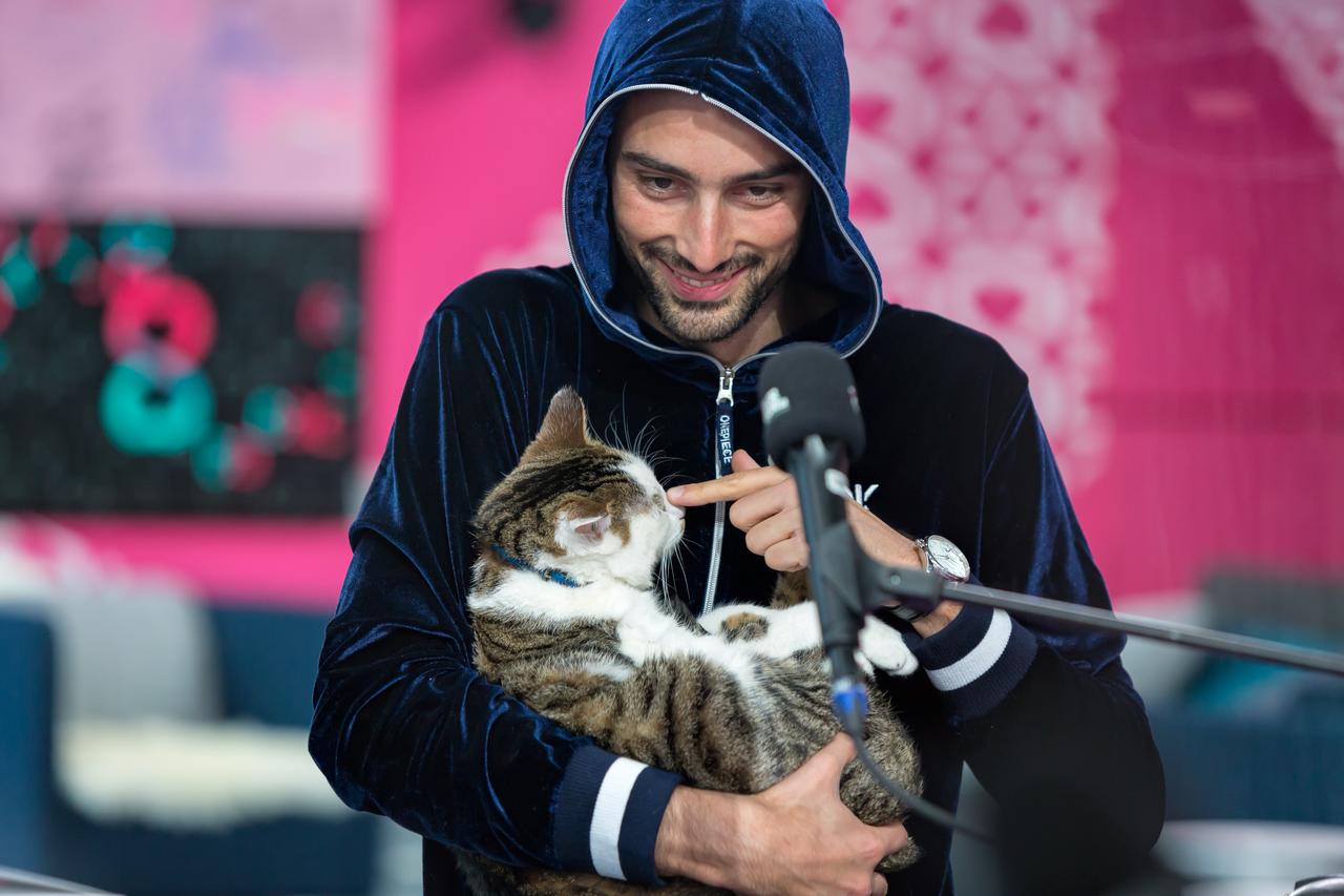 Gros câlin de Jonas avec Rodolf. [RTS - Alexandre Chatton]