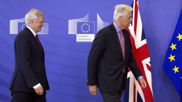 Le négociateur britannique David Davis et son homologue européen Michel Barnier. [AP/Keystone - Virginia Mayo]