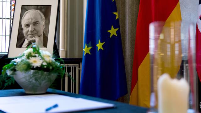 Un livre de condoléances en mémoire de Helmut Kohl au Roten Rathaus de Berlin. [Keystone - Monika Skolimowska]