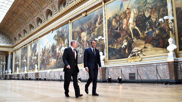 Emmanuel Macron et Vladimir Poutine dans la galerie des Batailles, à Versailles, lors de leur rencontre du 29 mai 2017. [Keystone - (Stephane de Sakutin/Pool Photo via AP]