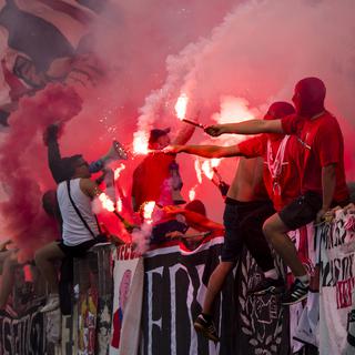 Des supporters du FC Sion ont allumé des fumigènes lors de la finale de Coupe de Suisse contre Bâle. [Jean-Christophe Bott]