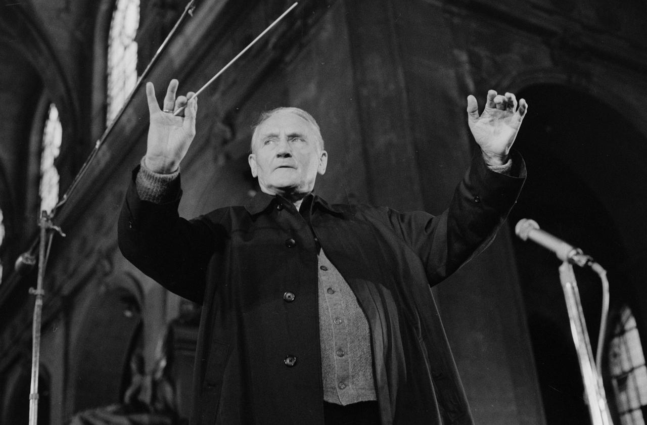 Hermann Scherchen, ici à la tête de l'ensemble instrumental de musique contemporaine de Paris dans l'église Saint Roch en 1967. [AFP - Laszlo Ruszka]