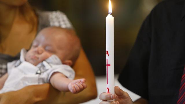 En Suisse, les catholiques et les protestants sont encore nombreux à baptiser leurs enfants, même s’ils sont non-pratiquants. [AFP - Pascal Deloche - Godong - Photononstop]