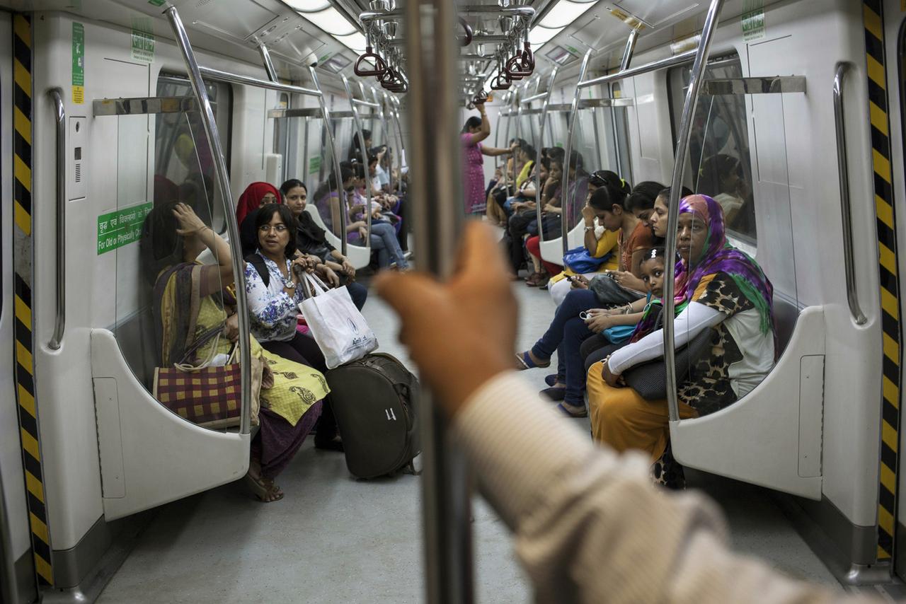 Dans un wagon du métro de New Delhi. [AP Photo/Keystone - Tsering Topgyal]