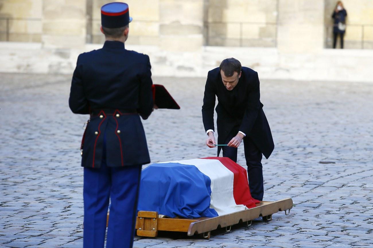 Emmanuel Macron a déposé un crayon sur le cercueil de Jean d'Ormesson, symbole du lien entre la France et ses écrivains. [EPA/AFP - Francois Mori]