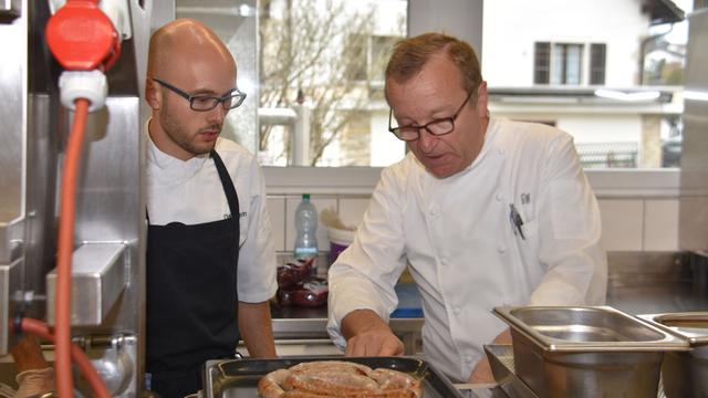 Le chef étoilé Georges Wenger, prépare la Saint-Martin. [RTS - Gaël Klein]