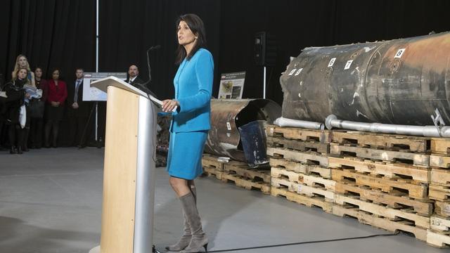 Nikki Haley, l’ambassadrice américaine à l’ONU, présente "des preuves irréfutables" des ventes d’armes par l’Iran. [Keystone - EPA/EJ Hersom]