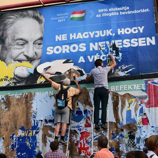 Le gouvernement hongrois a fait placarder des affiches contre George Soros. [Keystone - Pablo Gorondi]