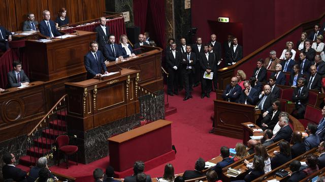 Le président français Emmanuel Macron s'adressant aux parlementaires à Versailles. [AP/Keystone - Eric Ferferberg (pool photo)]