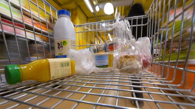 Un caddie Migros dans un supermarché de Baden (AG). [Keystone - Gaëtan Bally]