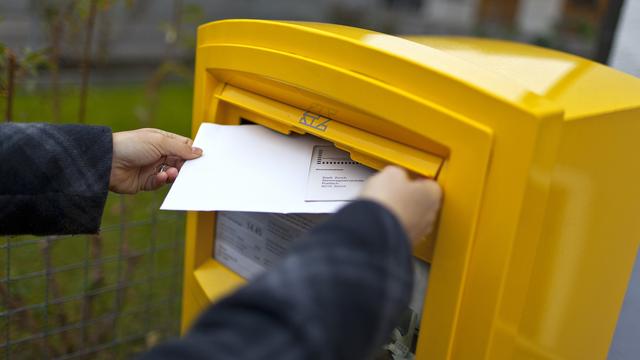 La gratuité du vote par correspondance augmenterait la participation, selon une étude. [Keystone - Gaetan Bally]