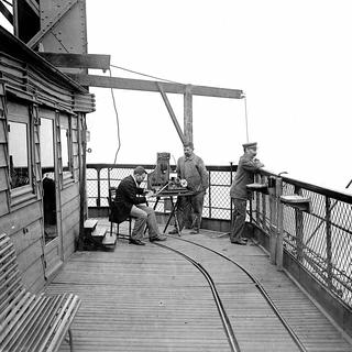 Première émission de T.S.F. (télégraphie sans fil) entre Ernest Roger sur la tour Eiffel et Eugène Ducretet au Panthéon, 29 juillet 1898.
Roger-Viollet
AFP [Roger-Viollet]