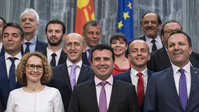 Le nouveau gouvernement macédonien, dirigé par le social-démocrate Zoran Zaev (au centre), pose pour la photo le 31 mai. [EPA/Keystone - Georgi Licovski]