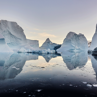 Iceberg flottant dans le fjord du Groenland [Fotolia - the_lightwriter]