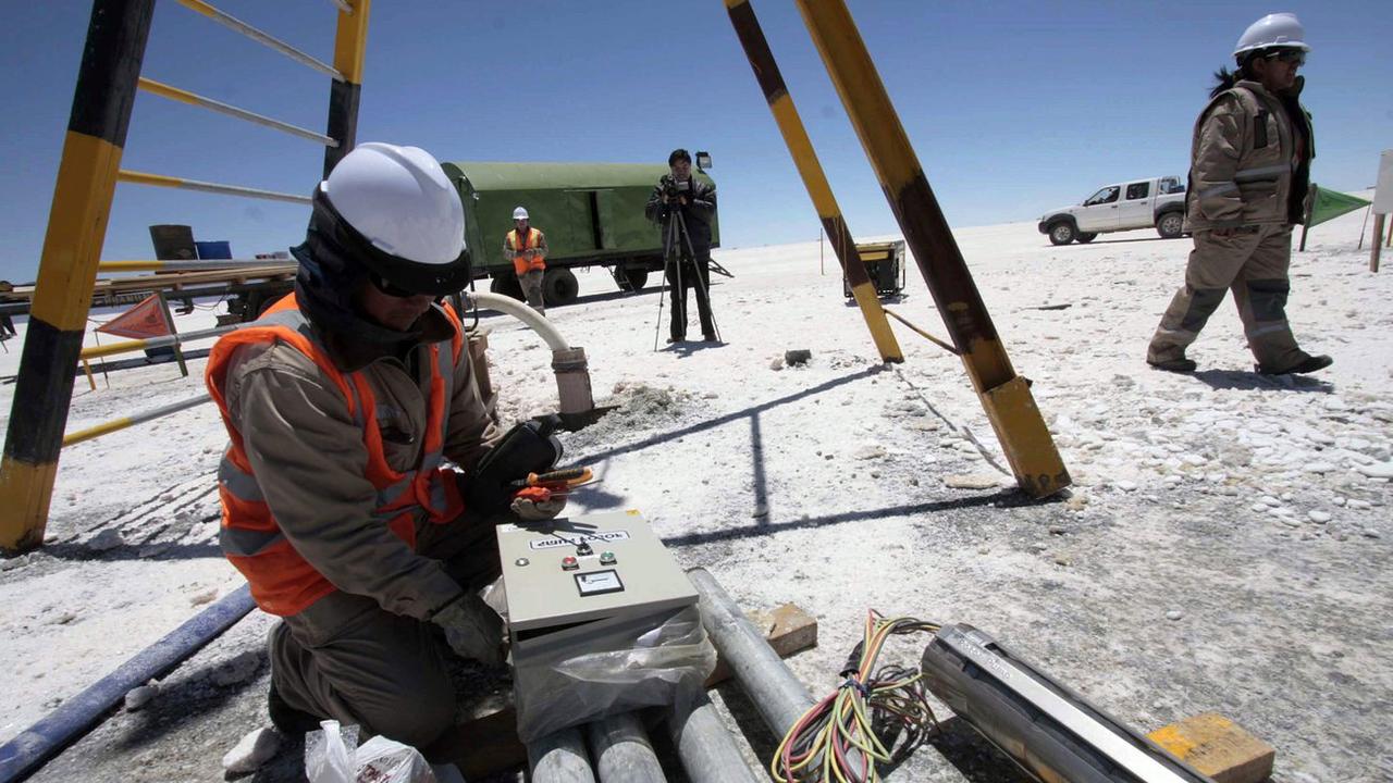Extraction du lithium sous le lac salé d'Uyuni en Bolivie. [EPA/Keystone - Javier Mamani]
