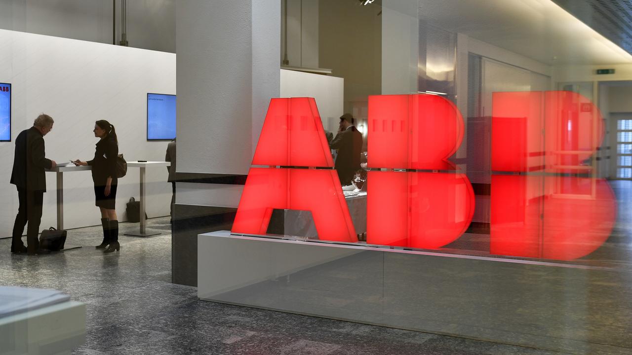 Le logo du groupe ABB dans les locaux de son siège social à Zurich. [Keystone - Walter Bieri]