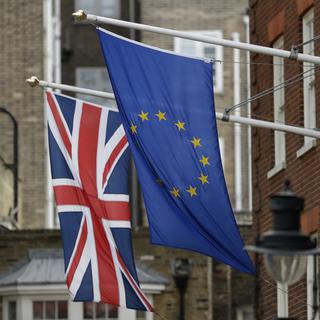 Drapeaux britannique et européen à l'extérieur des bureaux du Parlement européen à Londres. [AP Photo/Keystone - Matt Dunham]