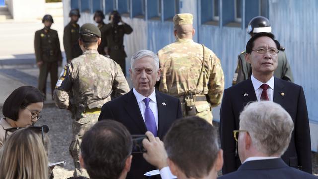 Le secrétaire américain à la Défense James Mattis en compagnie de son homologue sud-coréen Song Young-Moo dans la zone démilitarisée séparant les deux Corées le 27 octobre 2017. [Keystone - Jung Yeon-je/Pool Photo via AP]