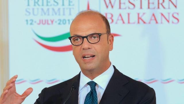 Le ministre des affaires étrangères italien, Angelino Alfano, s'est exprimé lors d'une conférence de presse mardi soir à Trieste, en Italie, à la veille du sommet sur les Balkans occidentaux. [Keystone - ANDREA LASORTE]