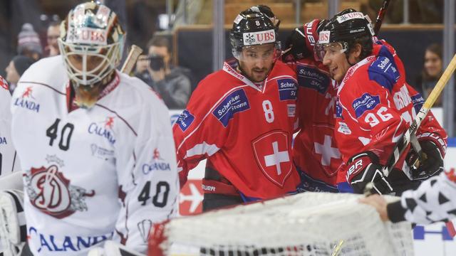 Damien Brunner, félicité par Vincent Praplan, vient de donner trois longueurs d'avance à l'équipe de Suisse. [Gian Ehrenzeller]