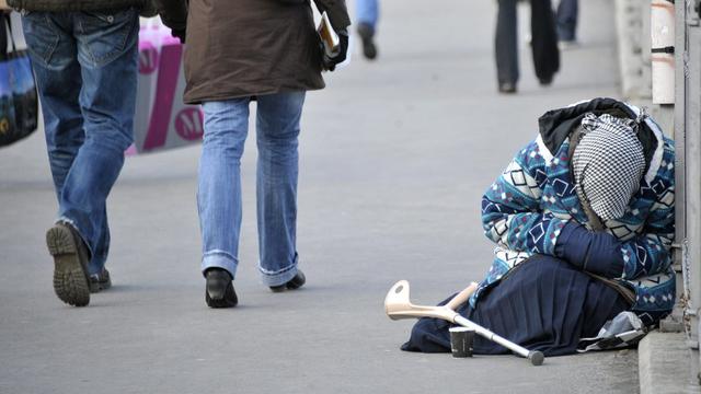Une mendiante photographiée dans le centre de Lausanne. [Keystone - Dominic Favre]