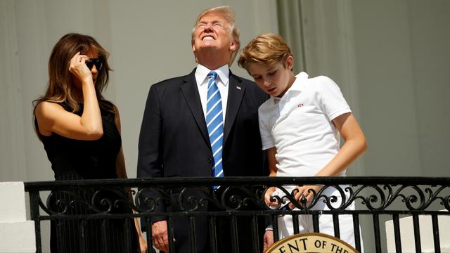 Le président américain Donald Trump n'a pas tout de suite chaussé ses lunettes de protection pour admirer l'éclipse de soleil, le 21 août 2017.