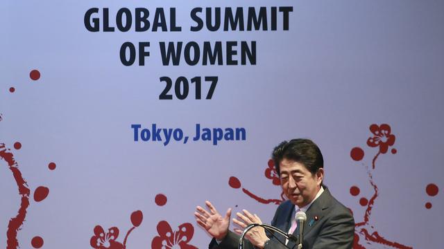 Le Premier ministre japonais Shinzo Abe a ouvert le Sommet mondial des femmes à Tokyo. [ap/Keystone - Eugene Hoshiko]