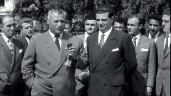 Clément Piazzalunga à l'interview et Alfredo di Stefano en arrière-plan en 1955. [RTS]