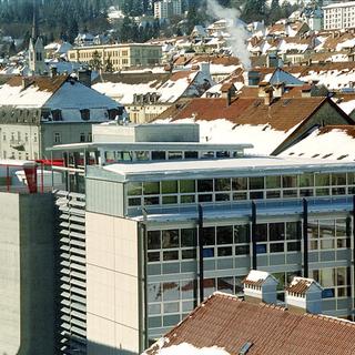 Le bâtiment du service des contributions de l'Etat de Neuchâtel, à La Chaux-de-Fonds. [Faessler architecte]