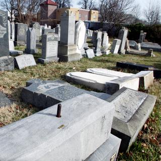 Des pierres tombales descellées de leur soc dans le cimetière juif du Mont Carmel à Philadelphie, le 27 février 2017. [Tom Mihalek]
