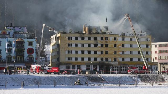 Les pompiers à l'oeuvre le lendemain de l'incendie. [SRF]