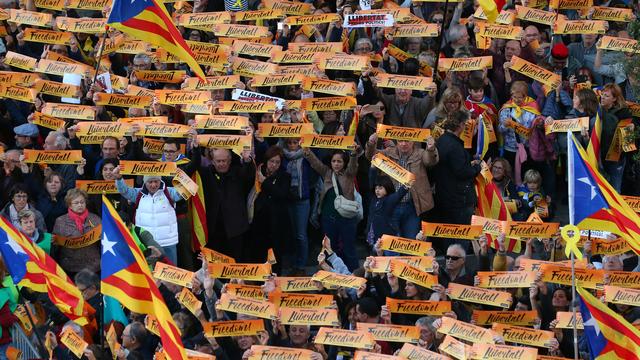 Des pancartes exigent la libération des dirigeants catalans incarcérés. [Reuters - Albert Gea]