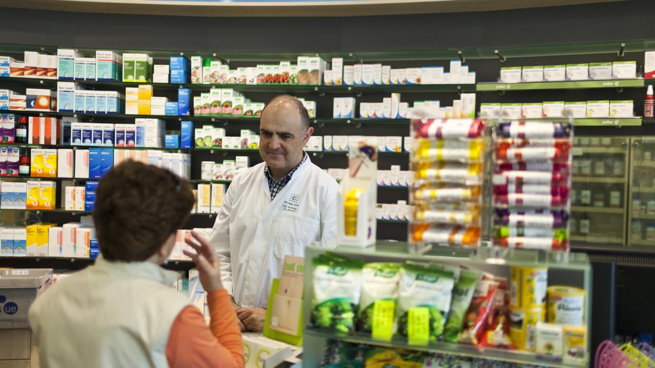 Un pharmacien discutant avec une cliente en Argovie (image prétexte). [Keystone - Gaetan Bally]