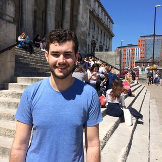 Murray Hawthorne, étudiant, devant l’un des bâtiments de l’université de Leeds au Royaume-Uni. [RTS - Patrick Chaboudez]