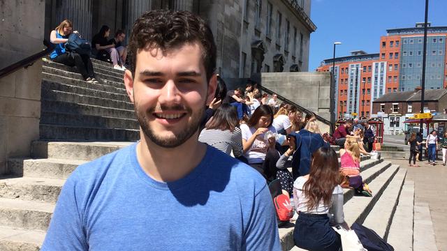 Murray Hawthorne, étudiant, devant l’un des bâtiments de l’université de Leeds au Royaume-Uni. [RTS - Patrick Chaboudez]