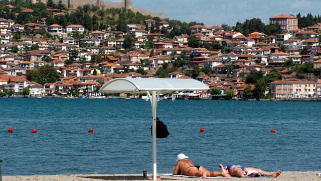 Le lac d'Ohrid souffre de sa popularité auprès des touristes. [Keystone - Boris Grdanoski - AP Photo]