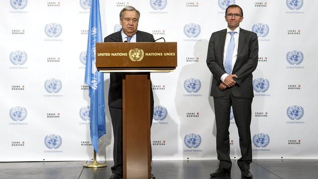 Le secrétaire général de l'ONU Antonio Guterres et son conseiller spécial sur Chypre, Espen Barth Eide, ont annoncé l'échec des pourparlers sur la réunification de l'île lors d'une conférence de presse à Crans-Montana, en Valais. [Keystone - SALVATORE DI NOLFI]